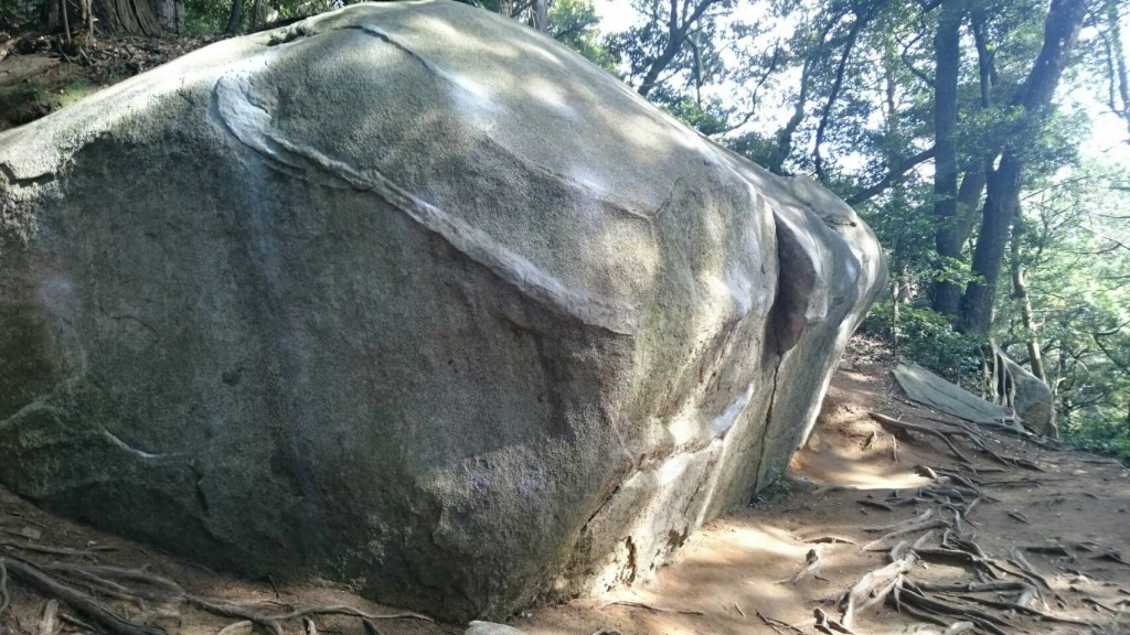 静寂に包まれた・・・シンプル岩