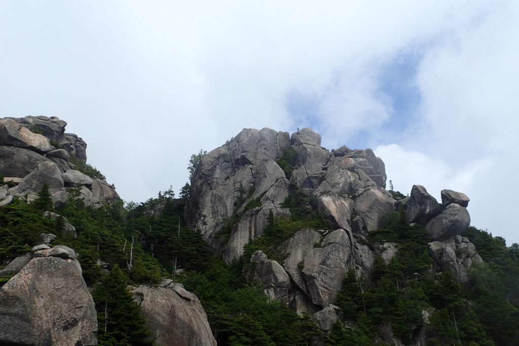 大ヤスリの台座から見る瑞牆山ピーク