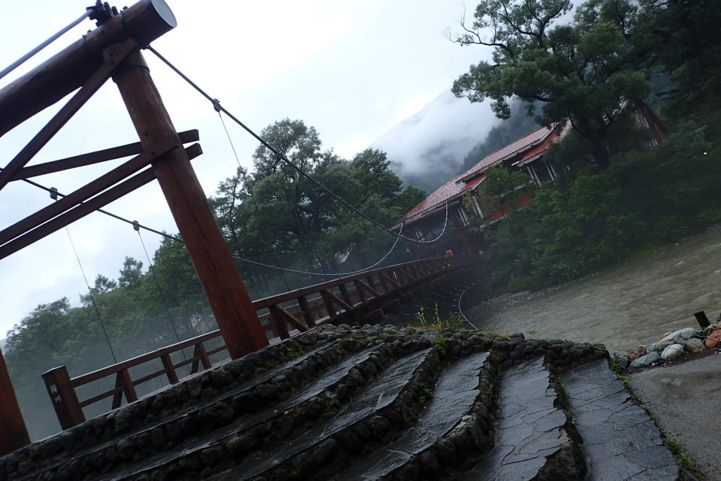 雨の河童橋。雨ってことよりも、梓川の流れが濁ってることに驚き、、、