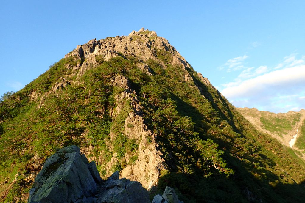 5峰 ラインを読みながら登攀準備をする
