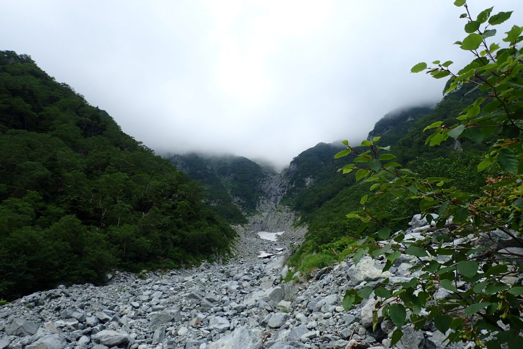 岳沢小屋のテント場から吊尾根方面を見る