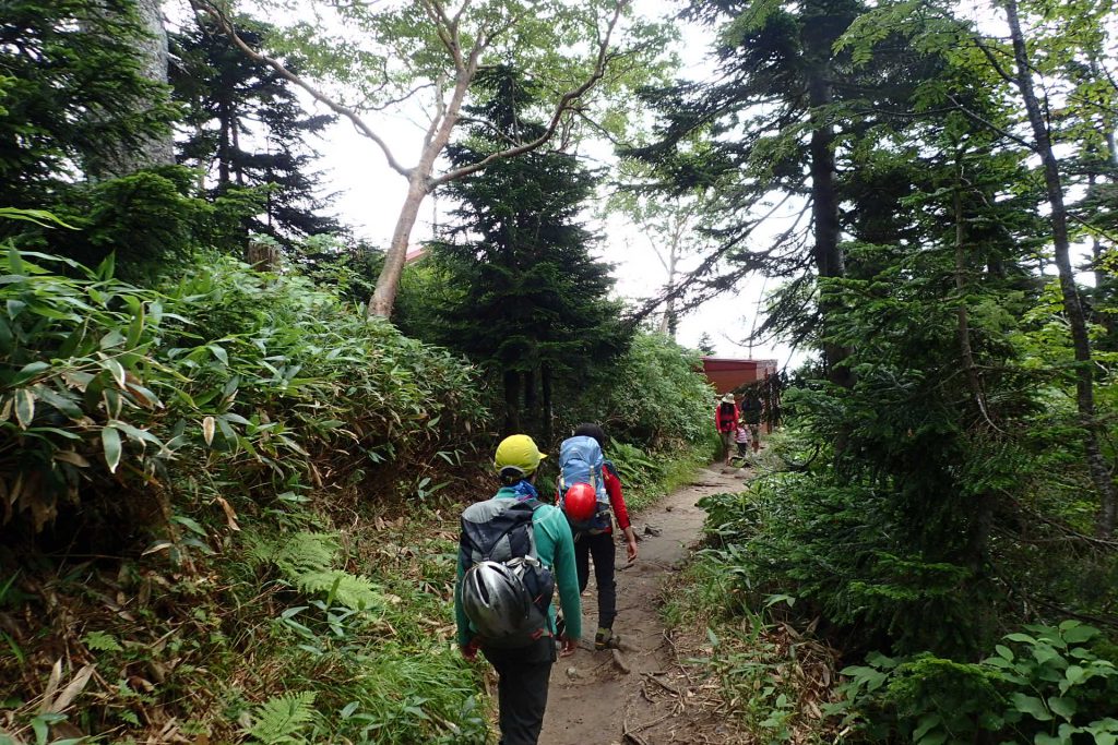 西穂山荘までの登山道　お子さん連れがちらほら