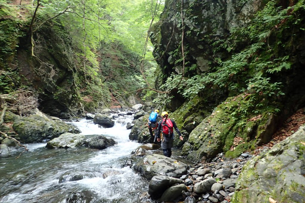 庚申川を沢登りして 釣り場所へ向かう